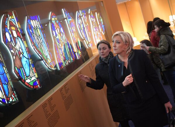 Кандидат в президенты Франции Марин Ле Пен во время осмотра музея на территории Кремля перед встречей с президентом РФ Владимиром Путиным
