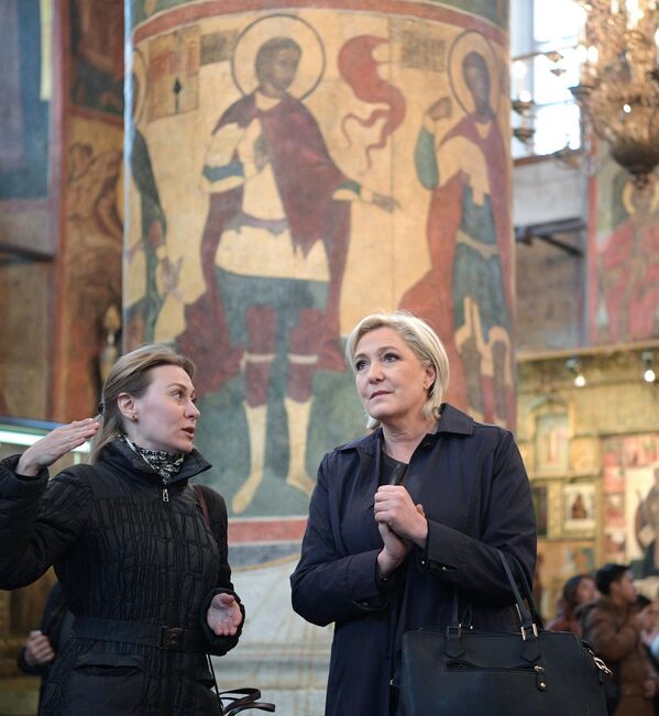 Кандидат в президенты Франции Марин Ле Пен во время осмотра собора на территории Кремля перед встречей с Владимиром Путиным