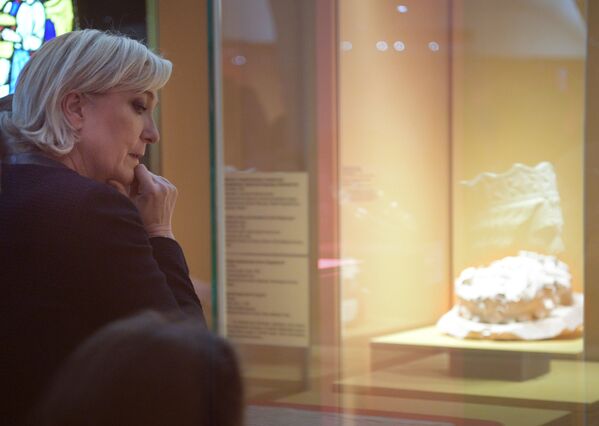 Кандидат в президенты Франции Марин Ле Пен во время осмотра мозея на территории Кремля перед встречей с Владимиром Путиным