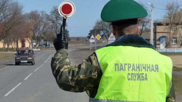 Сотрудник Мозырского пограничного отряда во время проверки транспорта на въезде в пограничную зону вдоль белорусско-украинской границы