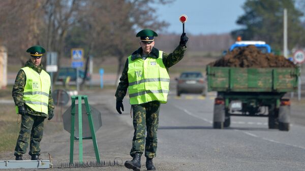 Сотрудники Мозырского пограничного отряда во время проверки транспорта на въезде в пограничную зону вдоль белорусско-украинской границы