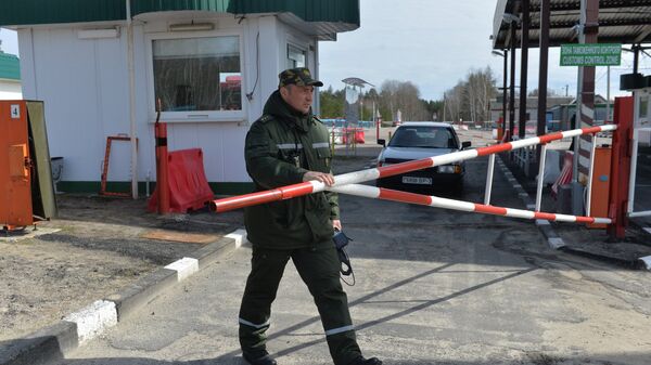 Сотрудник Мозырского пограничного отряда в межгосударственном пункте пропуска Александровка на белорусско-украинской границе
