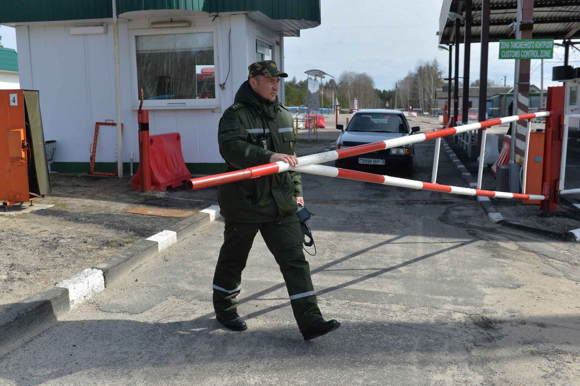 Сотрудник Мозырского пограничного отряда в межгосударственном пункте пропуска Александровка на белорусско-украинской границе - РИА Новости, 1920, 11.12.2020