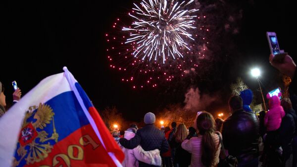 Праздничный салют в честь третьей годовщины воссоединения Крыма с Россией в Севастополе. 18 марта 2017 года 