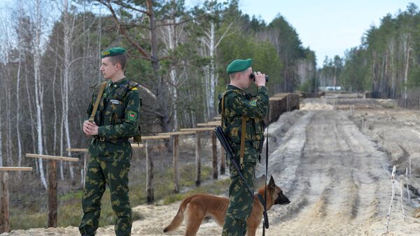 Сотрудники Мозырского пограничного отряда патрулируют контрольно-следовую полосу на белорусско-украинской границе