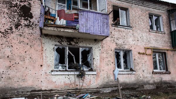 Повреждения в жилом доме в результате пожара на военных складах боеприпасов в Харьковской области