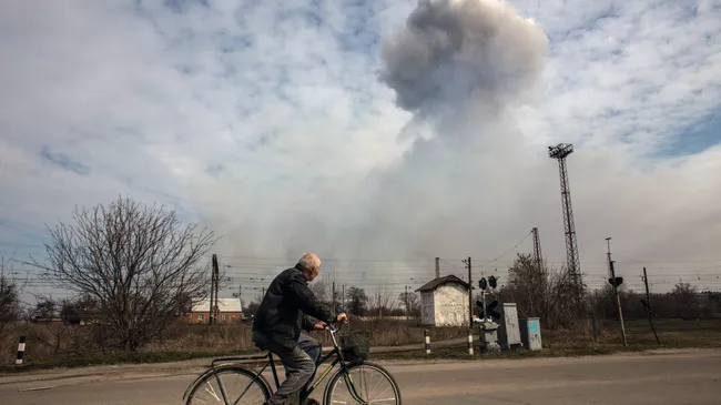 Мужчина на велосипеде на одной из улиц города Балаклея в Харьковской области