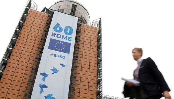 Баннер на штаб-квартире Еврокомиссии в честь 60-летия подписания договора о создании Евросоюза, 20 марта 2017