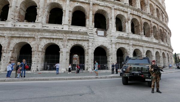 Итальянский солдат перед Колизеем в Риме накануне саммита Евросоюза, 24 марта 2017