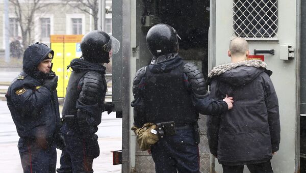 ОМОН задерживает участников несанкционированной акции оппозиции в Минске, 25 марта 2017 года