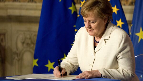 Ангела Меркель подписывает декларацию о будущем Евросоюза. Архивное фото
