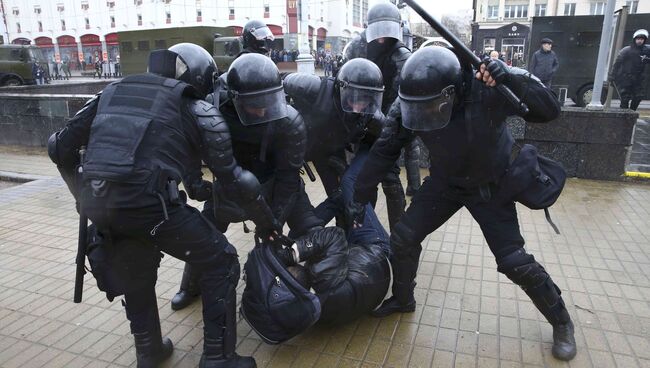 Сотрудники милиции применили силу к участнику митинга в Минске, посвященному Дню Воли