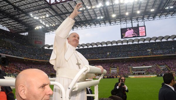 Папа римский Франциск на стадионе Сан-Сиро в Милане