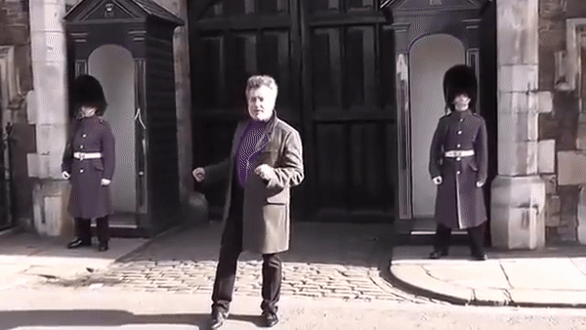 В Лондоне гвардеец накричал на танцующего туриста