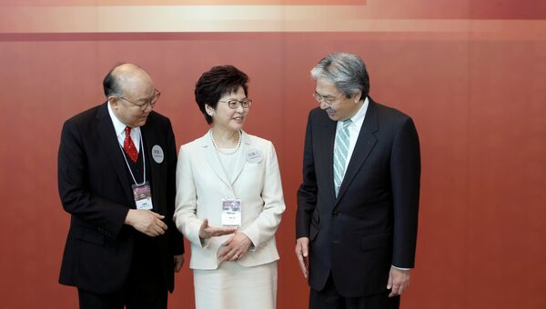 Кандидаты на выборах главы администрации Гонконга (слева направо) Ху Госин, Кэрри Лам, Джон Цанг. 26 марта 2017 года