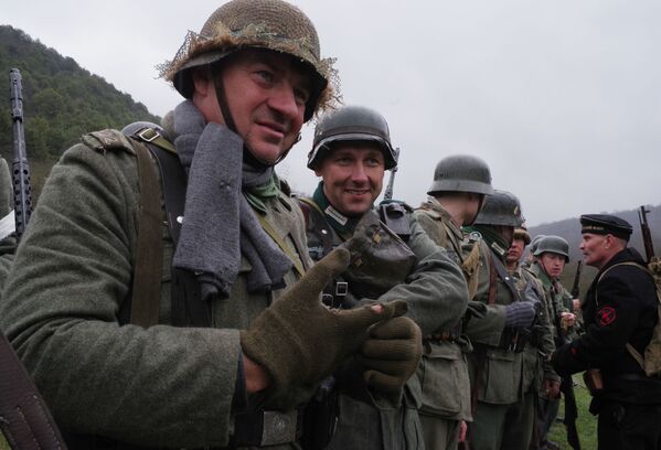 Участники военно-исторического фестиваля Мартыновский овраг – рубеж героев
