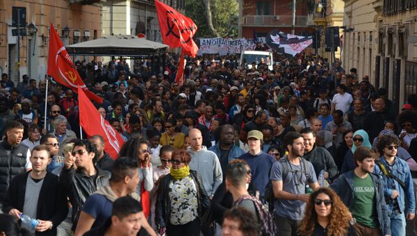 Участники митинга против Европейского Союза идут по улице Рима. 25 марта 2017