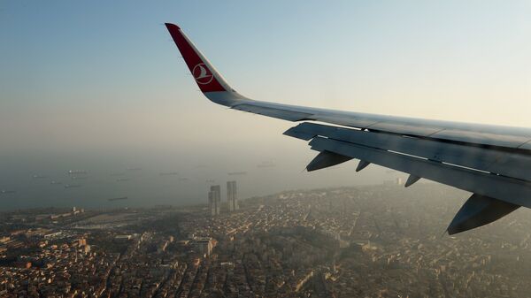 Вид Стамбула из иллюминатора самолета авиакомпании Turkish Airlines. Архивное фото