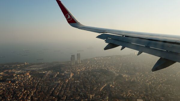 Самолет Турецких авиалиний в небе над Стамбулом