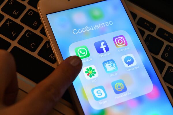 Иконки мессенджеров и приложений социальных соцетей на экране смартфона Иконки мессенджеров и приложений социальных соцетей на экране смартфона