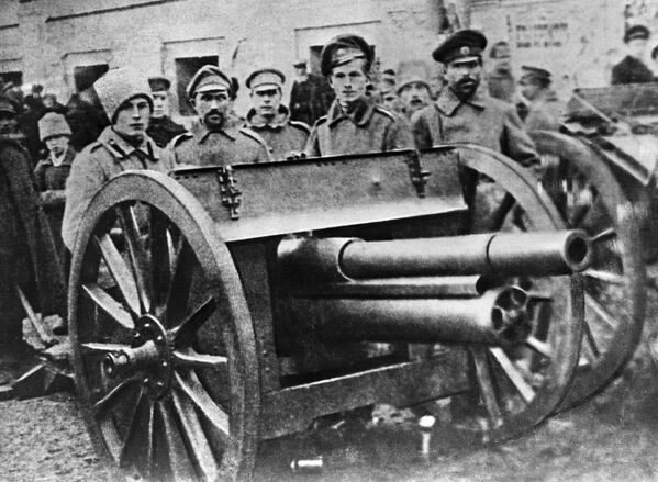 Войска с орудием около здания Московского совета. 1917 год