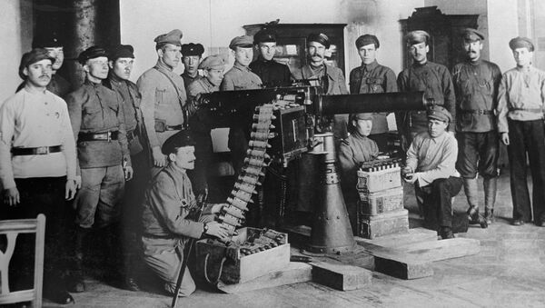 Красногвардейцы учатся стрелять из пулемета на занятиях в Смольном. Петроград. 1917 год
