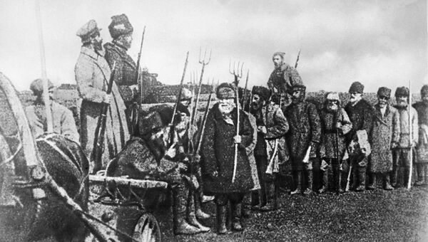 Крестьянский революционный отряд. Крестьяне вооружены вилами. Октябрьская революция. 1917 год