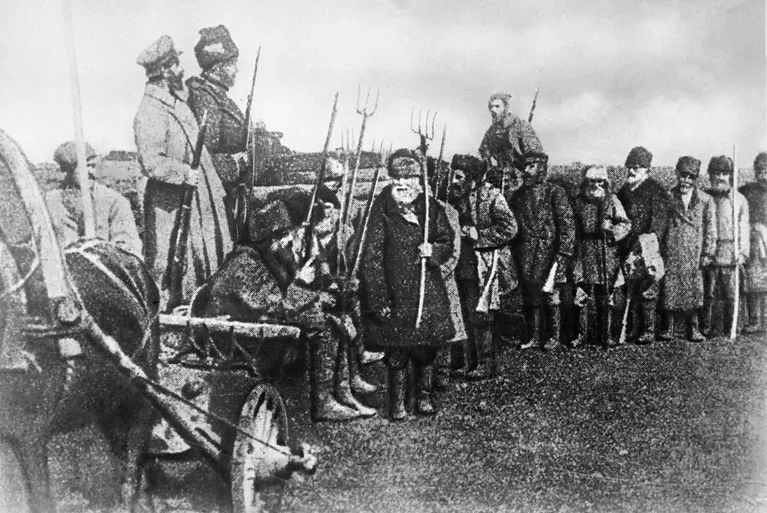 Крестьянский революционный отряд. Крестьяне вооружены вилами. Октябрьская революция. 1917 год Крестьянский революционный отряд. Крестьяне вооружены вилами. Октябрьская революция. 1917 год