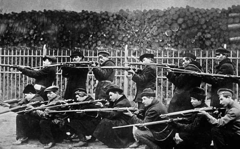 Красногвардейцы после июльских дней 1917 года Красногвардейцы после июльских дней 1917 года