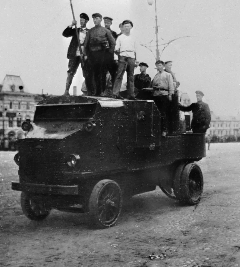 Революционные события в Москве. Рабочие на броневике Революционные события в Москве. Рабочие на броневике