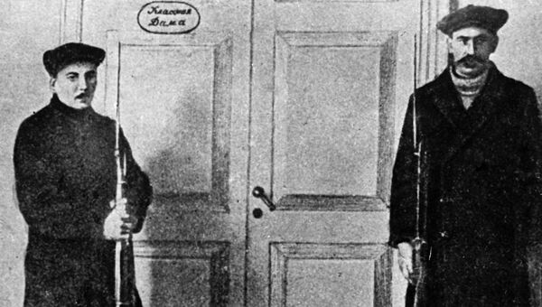 Красногвардейцы охраняют кабинет В. И. Ленина в Смольном