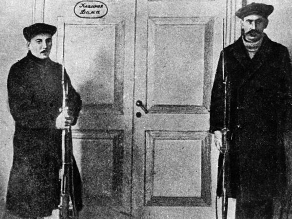 Красногвардейцы охраняют кабинет В. И. Ленина в Смольном. 1917 год