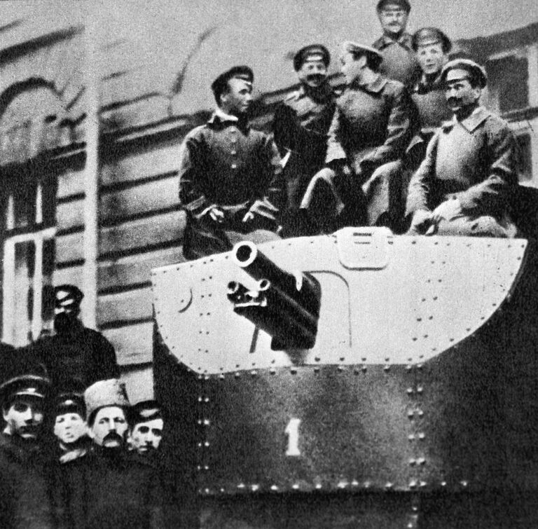 Военные на тяжелом броневике Илья Муромец, прибывшем к Смольному в распоряжение Военно-революционного комитета
