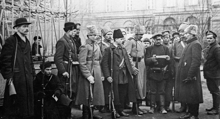 Солдаты и ополченцы у Смольного в октябрьские дни 1917 года Солдаты и ополченцы у Смольного в октябрьские дни 1917 года