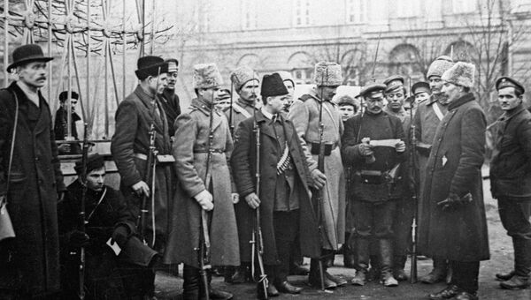 Солдаты и ополченцы у Смольного в октябрьские дни 1917 года