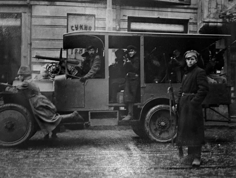 Красная гвардия на улицах Москвы Красная гвардия на улицах Москвы