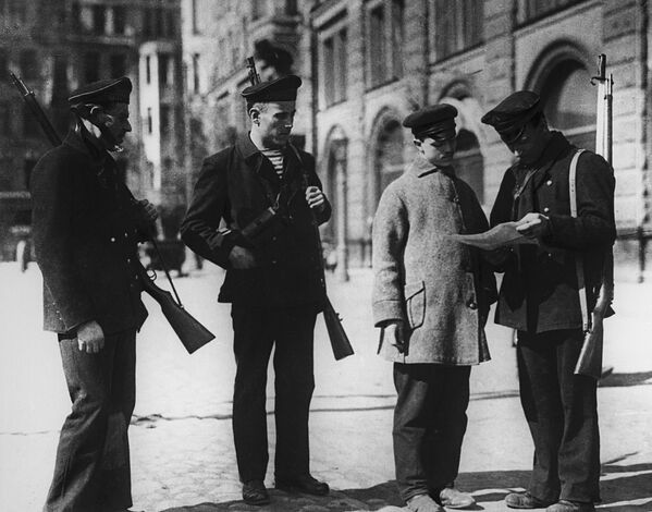 Вооруженный патруль моряков Балтийского флота на улицах Петрограда проверяет документы