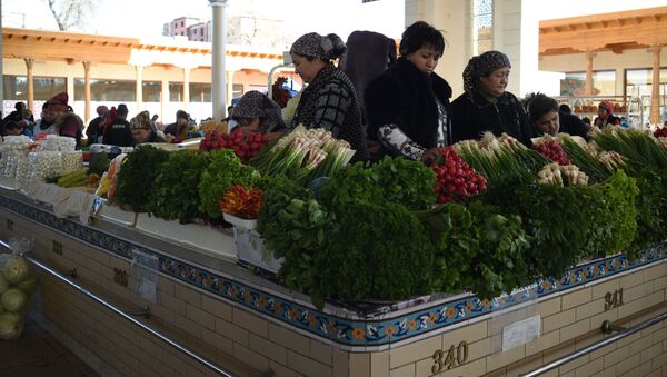 Продажа зелени на Алайском базаре в Ташкенте. Архив