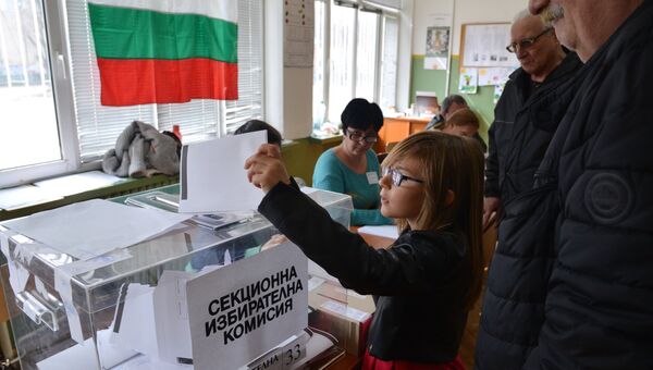 Избиратели голосуют на избирательном участке в Софии во время парламентских выборов в Болгарии