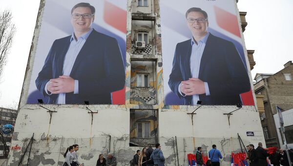 Плакаты с изображением одного из кандидатов в президенты Сербии - председателя правительства Александра Вучича. Нови-Сад, 18 марта 2017 года