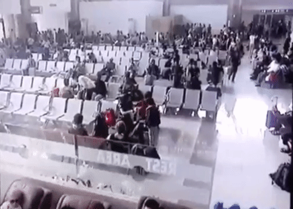 В индонезийском аэропорту потолок обрушился на людей