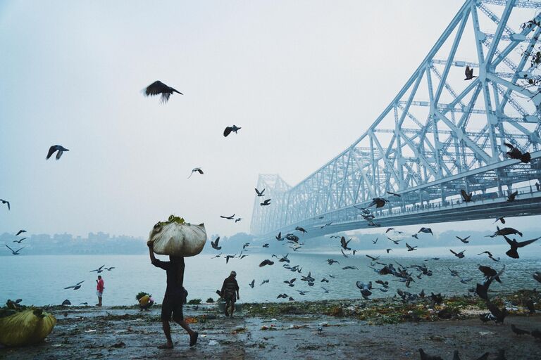 Работа фотографа из Бангладеш Mohammad Amir Hamja Howrah Bridge для 2017 Sony World Photography Awards