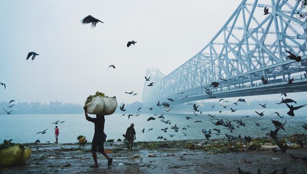 Работа фотографа из Бангладеш Mohammad Amir Hamja Howrah Bridge для 2017 Sony World Photography Awards