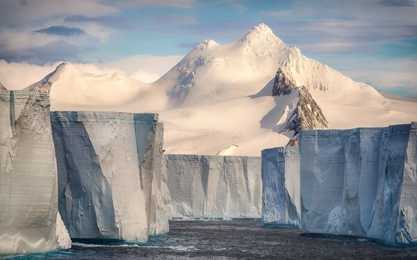 Работа фотографа из Франции Josselin Cornou Tabular iceberg для 2017 Sony World Photography Awards