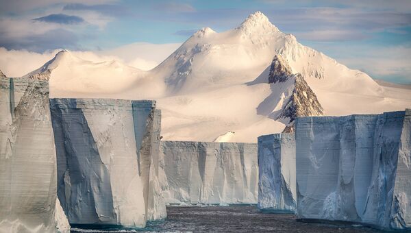 Работа фотографа из Франции Josselin Cornou Tabular iceberg для 2017 Sony World Photography Awards