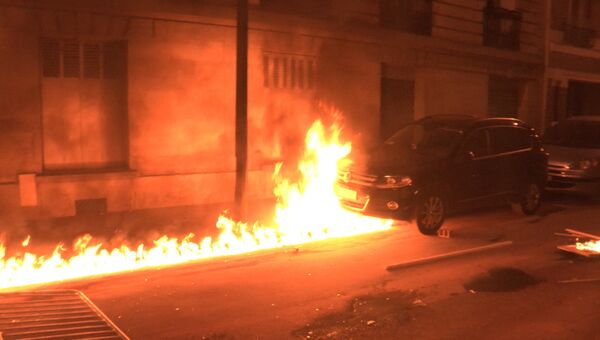 Протестующие подожгли машины на улицах Парижа во время новых беспорядков