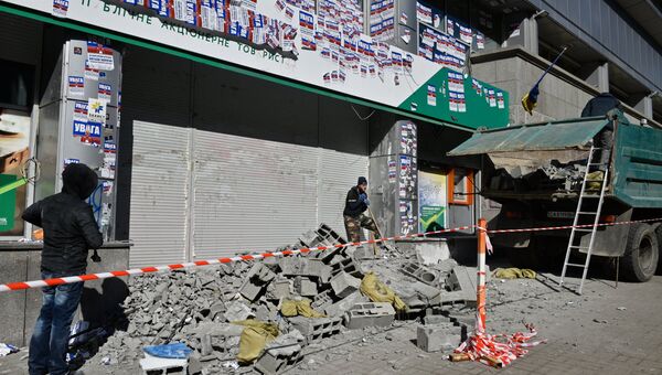 Рабочие разбирают стену из бетонных блоков у центрального отделения дочернего предприятия Сбербанка России в Киеве. Архивное фото