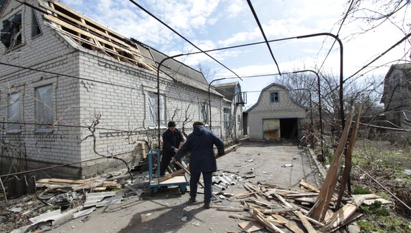 Последствия обстрела поселка в Донецкой области. Архивное фото