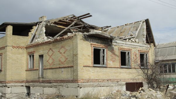 Последствия обстрела поселка Ясное в Донецкой области