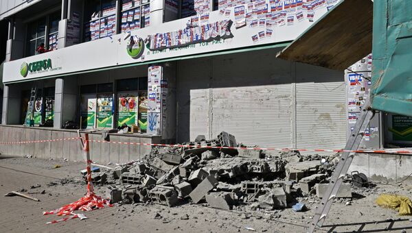Центральный офис Сбербанка в Киеве, где была разобрана возведенная радикалами стена из бетонных блоков